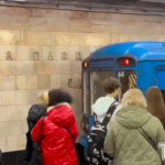 У метро Києва пасажирка потрапила під потяг