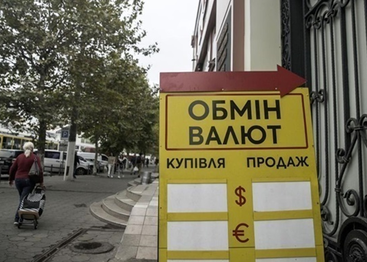 Нацбанк знизив курс долара на останній день квітня