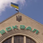 На вокзалах України замайорів біло-чорний прапор: що означають ці кольори