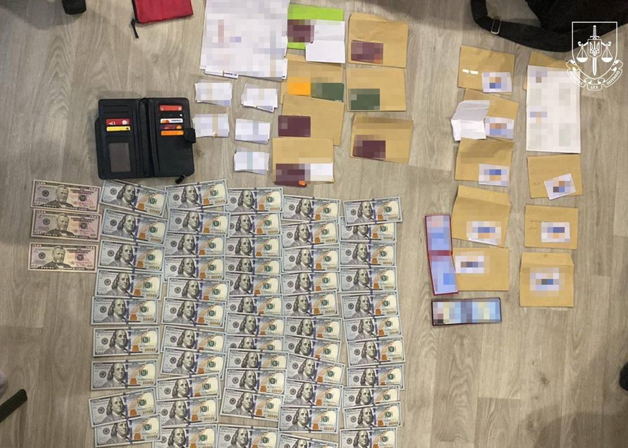 Фіктивне бронюванння та розкрадання бюджету: в Одесі затримали посадовців