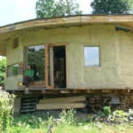 Харків’янка збудувала будинок зі сміття