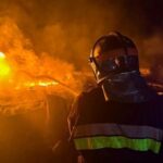 Росіяни вдарили по селищу на Харківщині, виникла пожежа