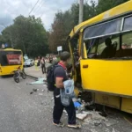 У Києві маршрутка врізалася в автобус, є потерпілі
