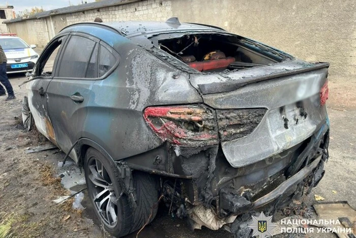 Підпал автівок в Оболонському районі: поліція затримала 18-річного юнака (фото)