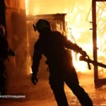 У Дніпрі спалахнуло цивільне підприємство внаслідок атаки РФ (фото)