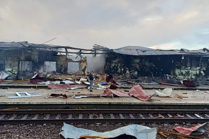 Наслідки атаки на залізничну інфраструктуру Сумщини й Харківщини: моторошні фото