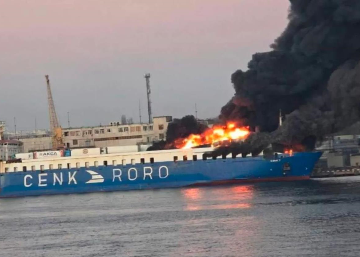 В Одесі після вибухів спалахнуло судно
