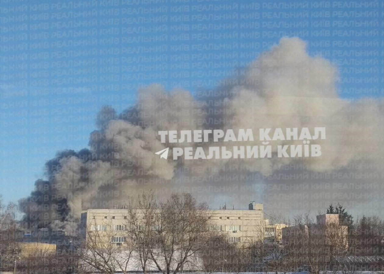 У Києві спалахнула масштабна пожежа на складі