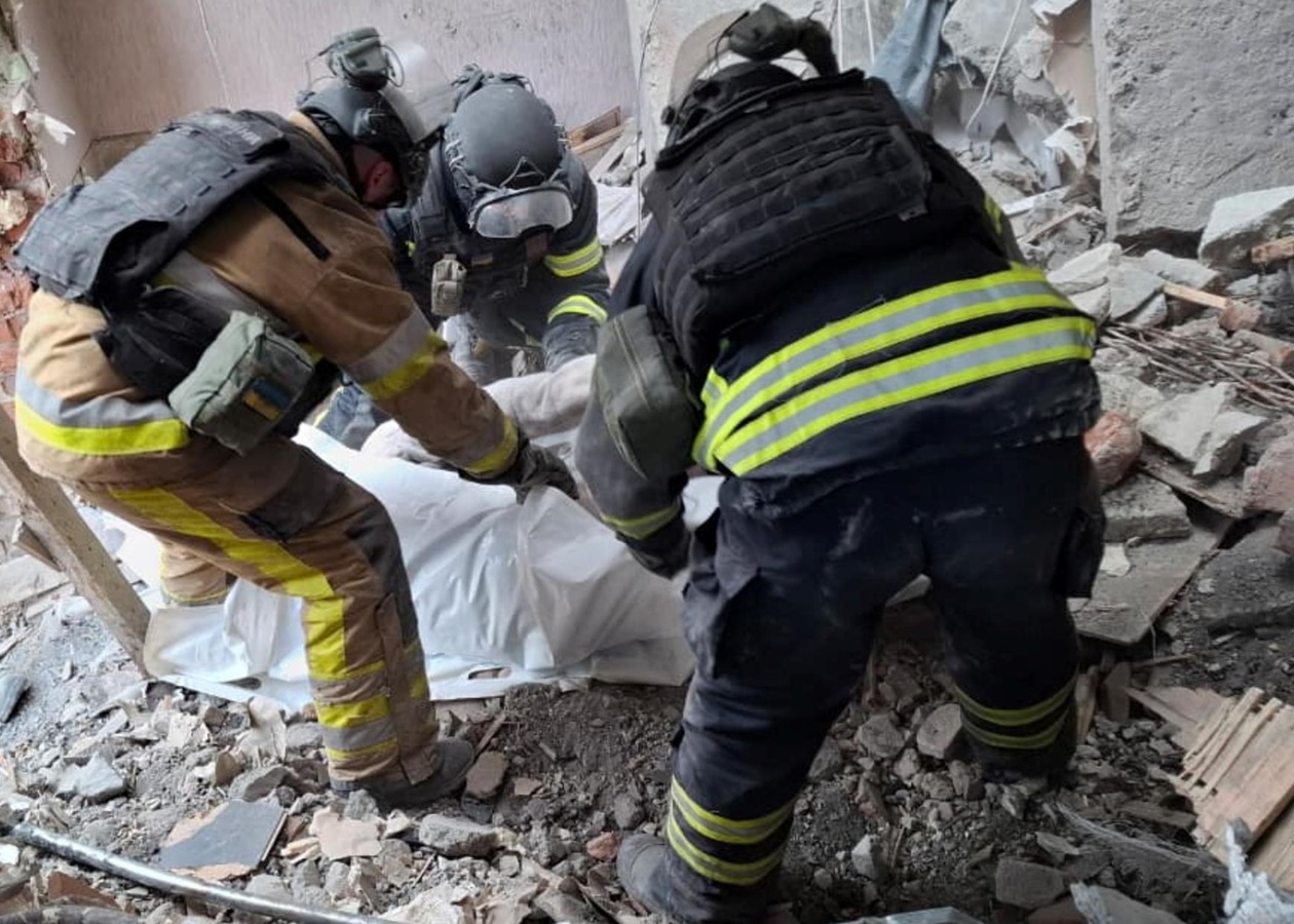 Троє загиблих, 16 поранених: у Дружківці завершили роботи на місці удару РФ