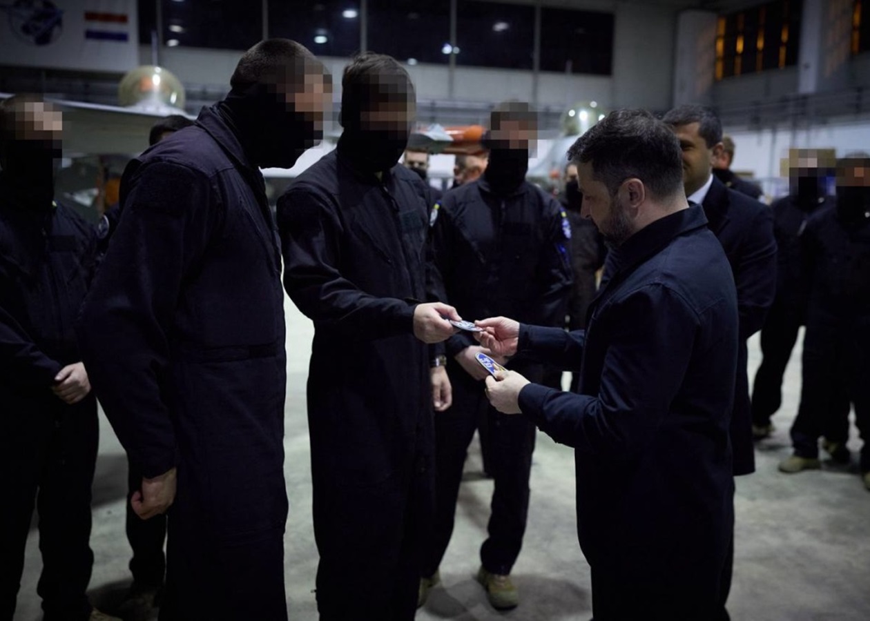 Зеленський у Румунії зустрівся з українськими пілотами F-16