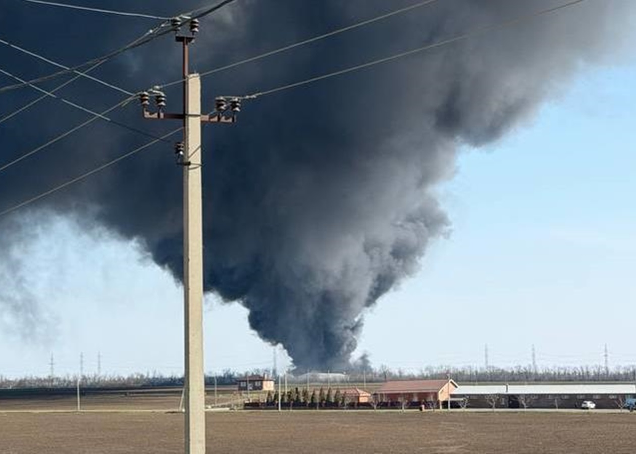 Дим простягається на сотні метрів: у РФ горить склад із пальним
