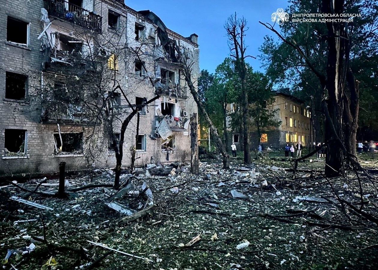 Наслідки атаки на Дніпро: дев’ять поранених і руїни